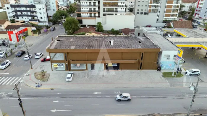 Imóvel comercial com 800m² com amplo estacionamento, localizado no bairro Santo Antonio.
