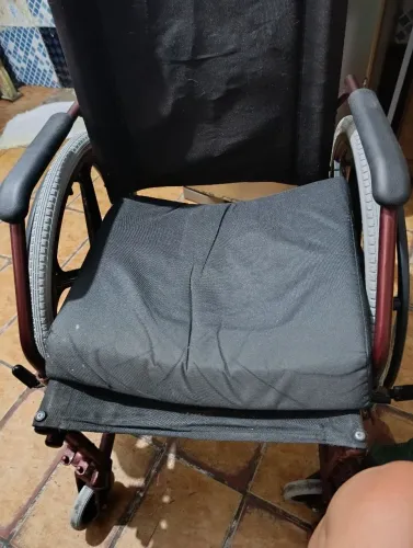 Vendo uma cadeira de rodas