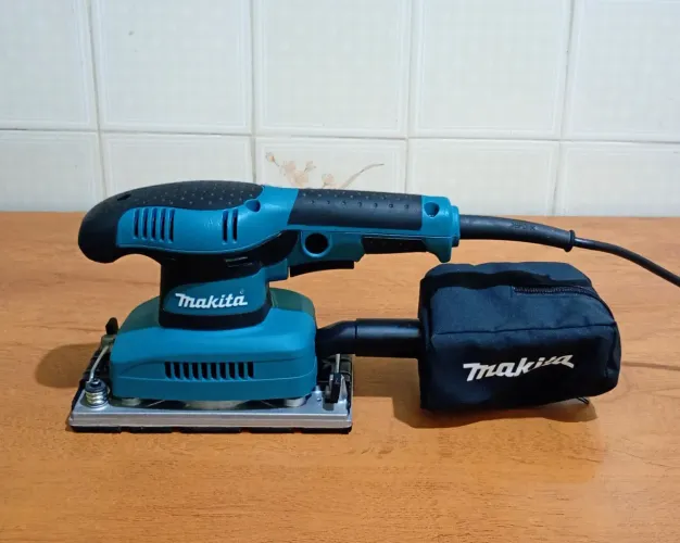 lixadeira orbital Makita modelo BO3710 de 190W, 127V