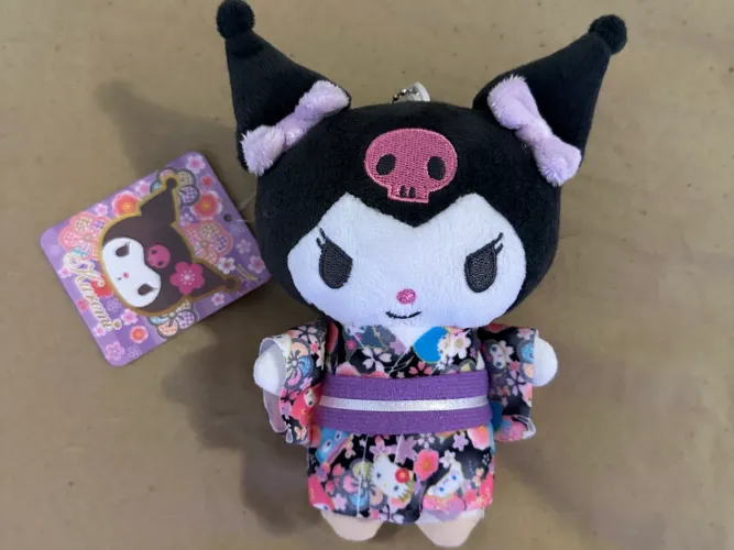 Chaveiro Pelúcia Kuromi de Kimono - Original Sanrio Japão