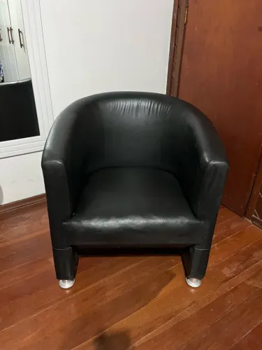 Poltrona preta em courino (ÓTIMO ESTADO)