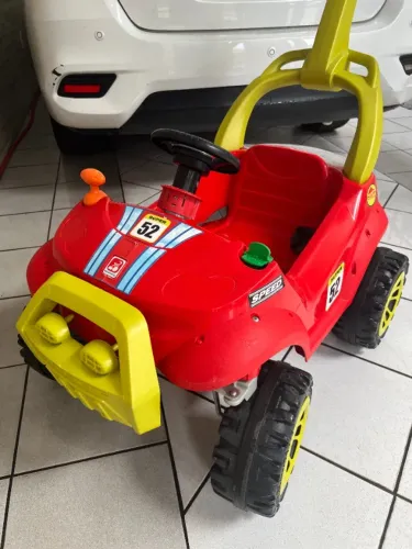 Carro de passeio infantil - com pedais