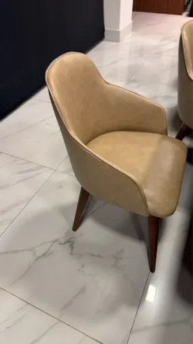 Mesa de jantar 14 lugares com cadeiras couro