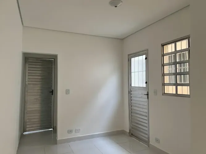ÁGUA BRANCA CASA TÉRREA NÃO INDEPENDENTE COM UM QUARTO E VAGA DE GARAGEM