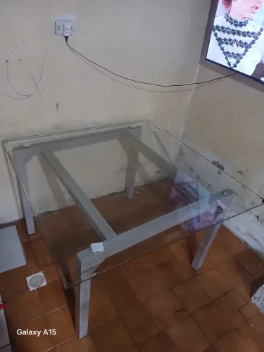 Mesa de vidro com pés de alumínio