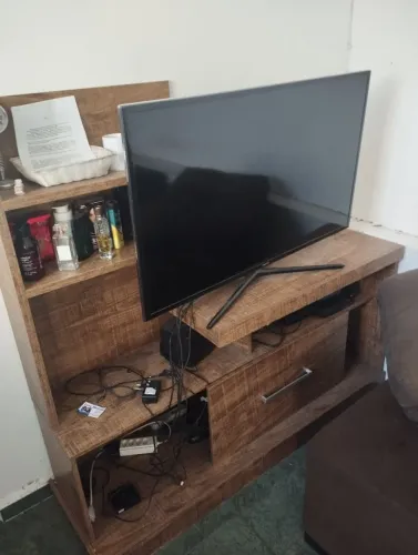 Vendo televisão mais estante
