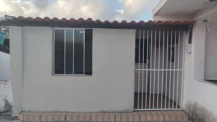 Kitnet em Piatã com Terraço/Laje