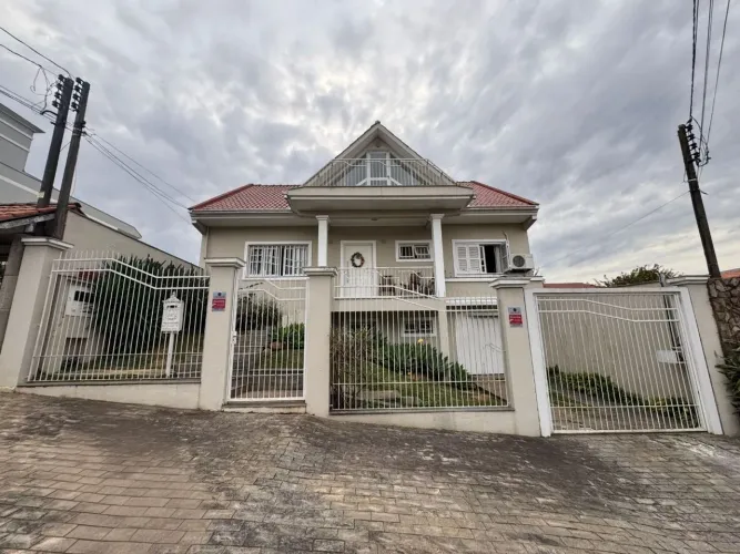 Casa de 280 metros quadrados, 3 Quartos e 2 vagas em Canoas.