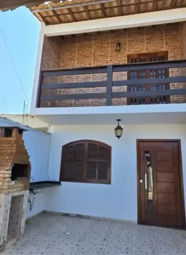 Casa independente com 2 quartos, sendo 1 suíte, para alugar no bairro de Tucuns.