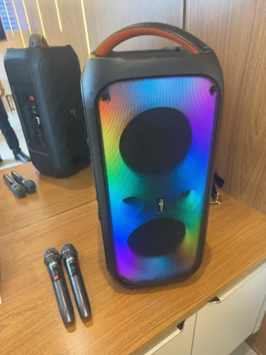 Caixa de som com bateria e 2 microfones barata