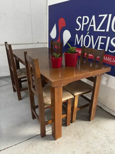 Mesa com 4 cadeiras