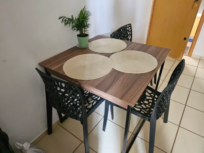 Mesa com 4 cadeiras