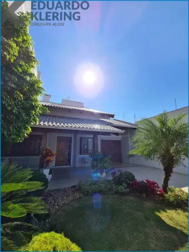 Linda casa semimobiliada com 3 dormitórios, living com lareira, campo de futebol, piscina,