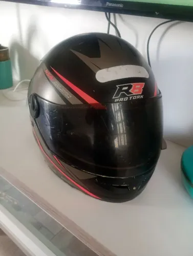 Capacete n60 R8 Tork usado, viseira com marcas 