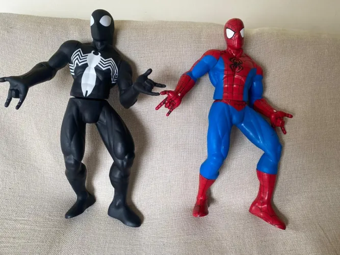 Bonecos Homem Aranha e Venom