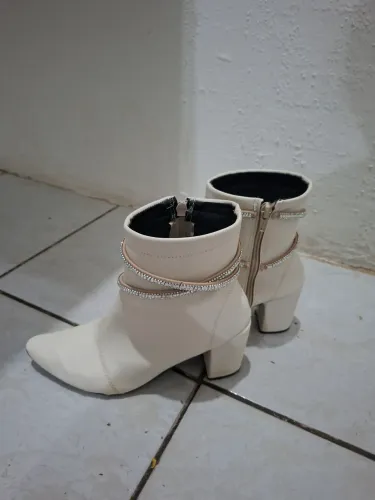 Bota branca com brilho