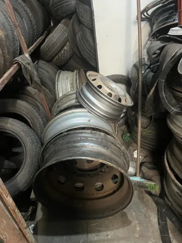 Rodas 295/22,5  por  350,00. E roda 1000/20 por 100,00