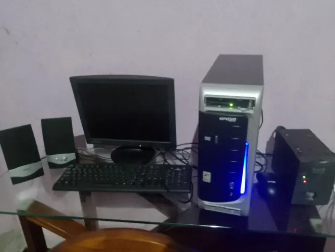 Computador completo a tela está com essas listas
