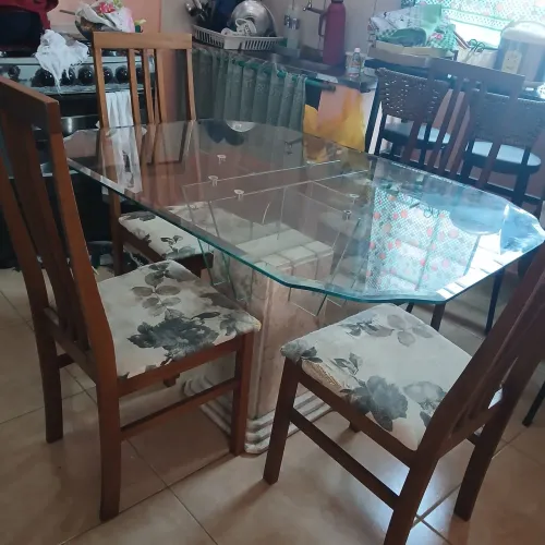 Mesa de vidro com base de mármore e quatro cadeiras