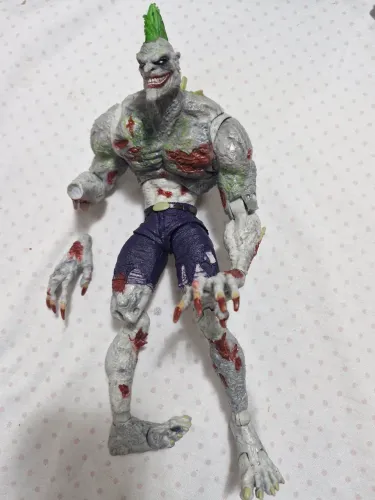 MEGA BONECO DE AÇÃO DC MULTIVERSE - TITAN JOKER