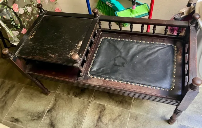 Mesa antiga de telefone
