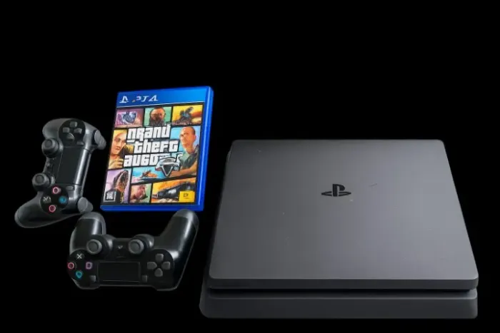PLAYSTATION 4 SLIM + 2 CONTROLES + GTA V