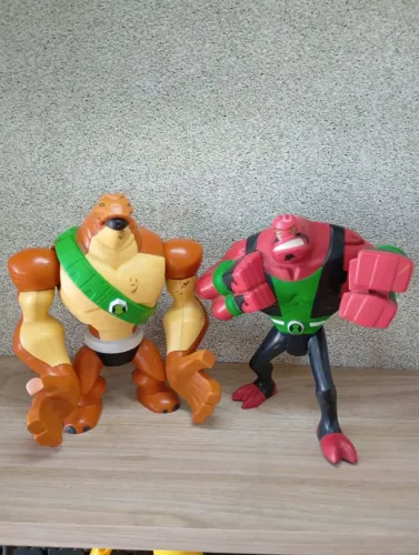 Dois bonecos originais ben 10 Omniverse