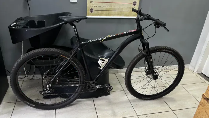 Mtb aro 29 tam L grupo deore suspensão manitou