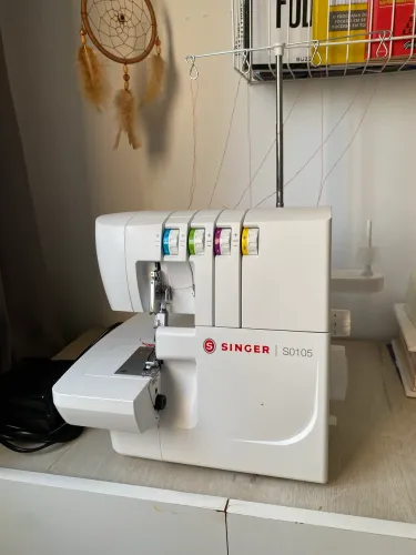 Máquina de Costura Overlock Singer S0105 Portátil - Branca