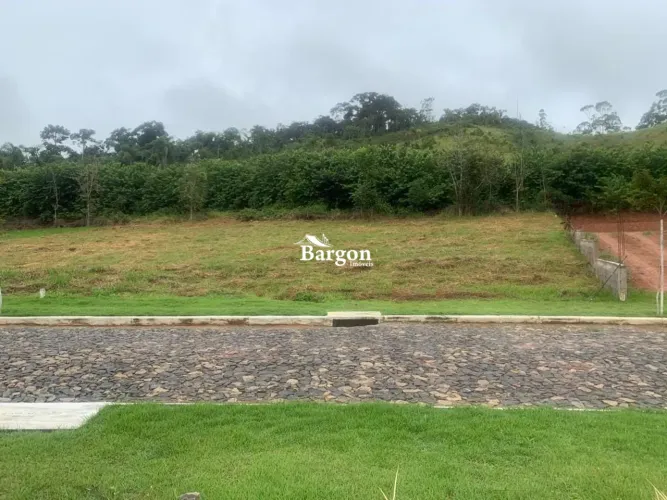 Terreno plano de 902 m² à venda no Condomínio Portal de Belmiro Braga
