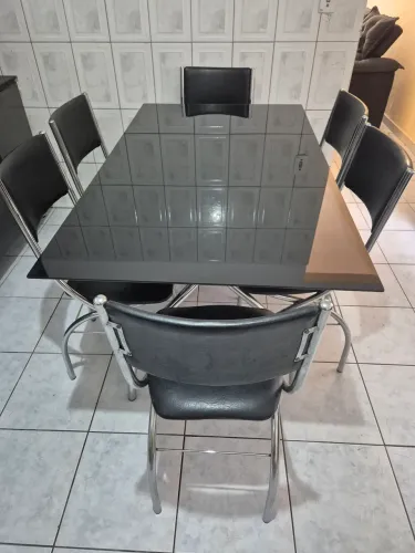 Mesa com tampo de vidro e 6 cadeiras comestofado em couro