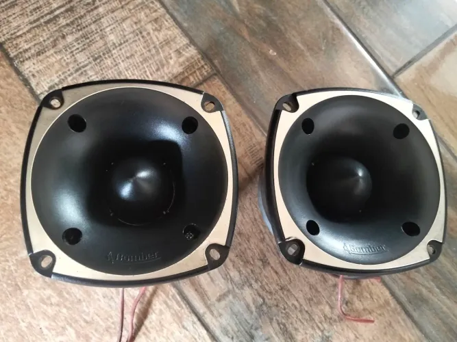Twitter Bomber STB 300f 8ohms 90wrms atenção o par só 100reais vindo buscar