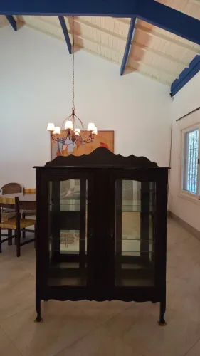 Cristaleira Clássica Restaurada - Elegância Impecável