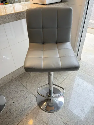 Duas banquetas Giratórias Almofadadas em couro cinza