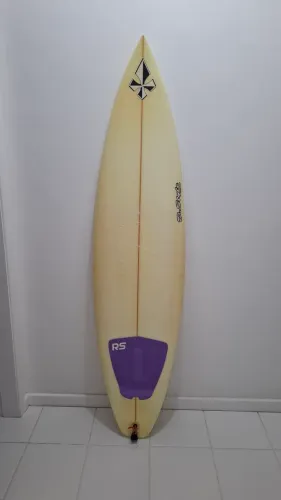 Prancha D. Stone 5'9" em ótimo estado + quilhas