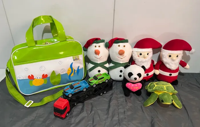 Bolsa e brinquedos praticamente novos $130 tudo