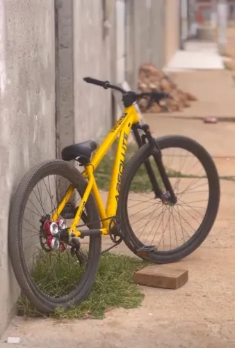 Bicicleta nero 5 absolute equipada para o grau