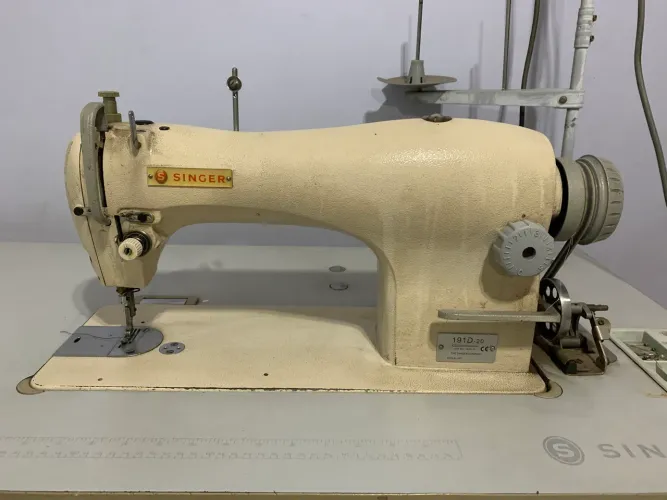 Máquina Singer industrial em perfeito estado 