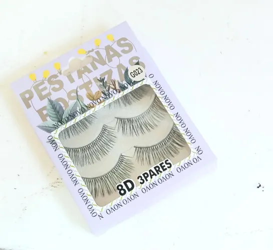 Unha postica e cilios postiços