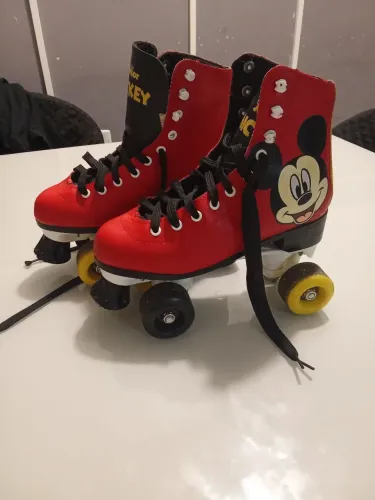 Patins do Mickey R$ 70,00 tamanho 35-36