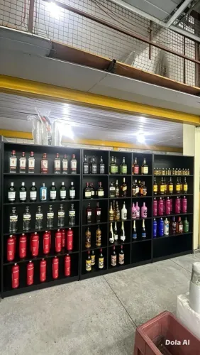 Prateleira de MDF preta 90 cm de comprimento por 1,86 de altura por 27 cm profundidade