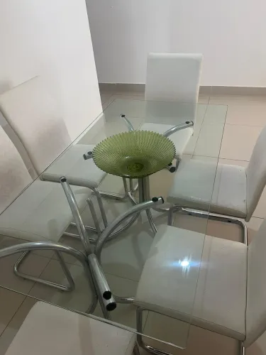 Mesa de vidro com 6 cadeiras