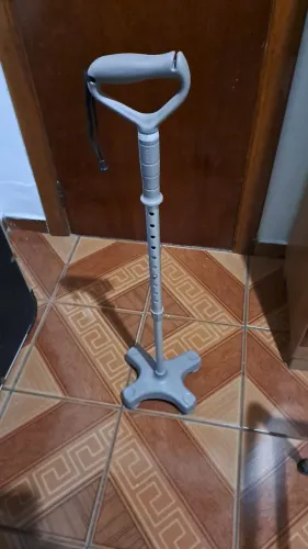 Uma bengala de apoio para idosos e operados.