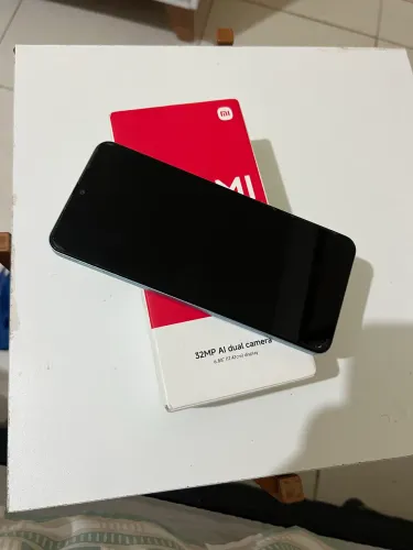 Redmi A5 - 3 de RAM e 64 GB - semi novo.