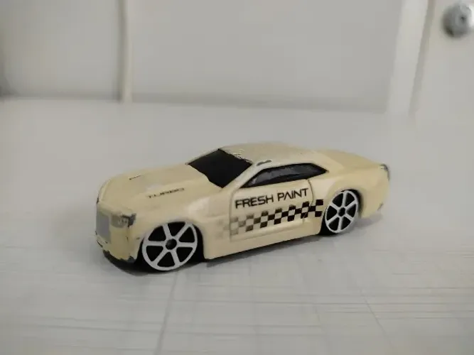Miniatura Stallion Maisto 1/64 Creme