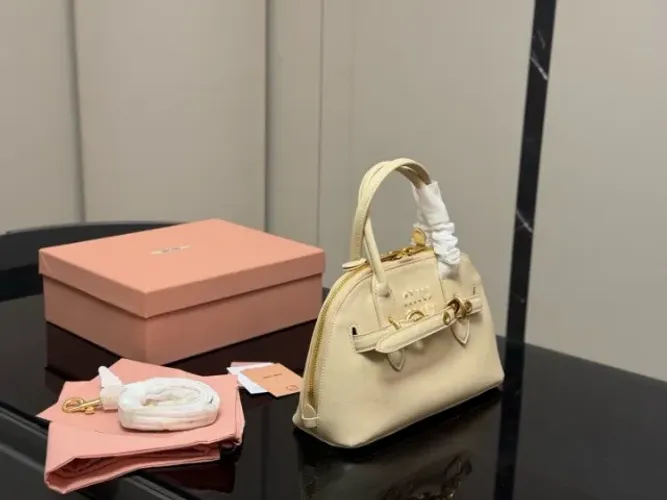 Bolsa Miu Miu Arcadie Mini em Couro Creme com Detalhes Dourados