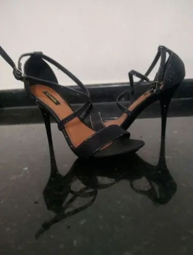 Sandália preta salto agulha n37