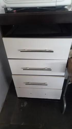 Cômoda com gavetas 