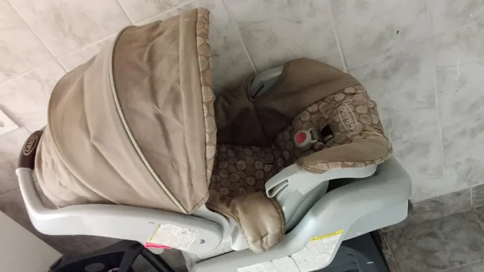 Carinho de passeio e bebe conforto.