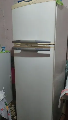 Geladeira não gela tem manda por gás nela vendo por 200 reais do jeito que ta